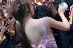 美女遭小姐姐暴打屁股,现场画面令人震惊